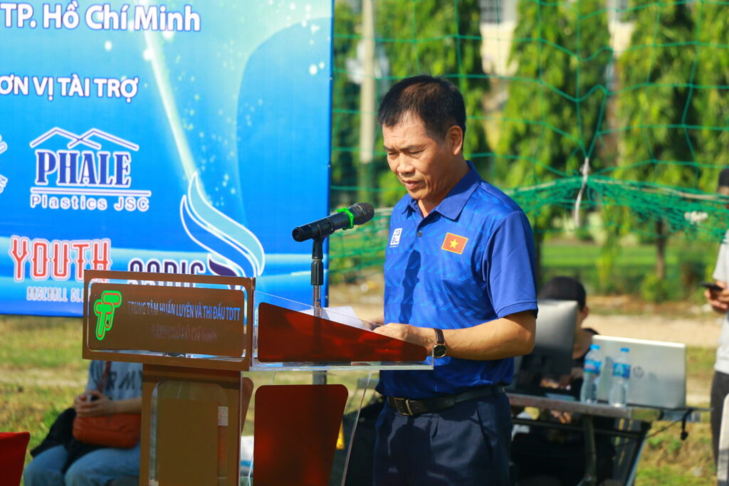 Ông Trần Đức Phấn – Phó tổng cục trưởng, Tổng cục TDTT, Chủ tịch Liên đoàn Bóng chày và Bóng mềm Việt Nam Phó Chủ tịch Ủy ban Olympic Việt Nam phát biểu khai mạc.