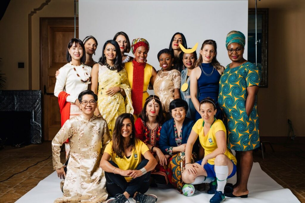 TS. Jane Nguyễn (áo dài vàng) cùng các Nhà sáng lập đến từ 15 nước khác nhau trong các Dự án Trao quyền Phụ nữ trong thể thao của Bộ ngoại giao Hoa Kỳ tại Washinton DC năm 2018.